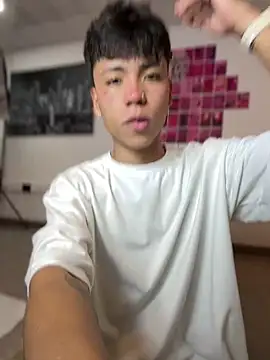 Snapshot of MaxiWildd chatting on 04/09/26, 01:05 MaxiWildd online show from 04/09/26, 01:05