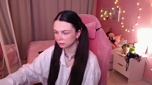 Michela Fruet online show from 12/05/25, 01:03