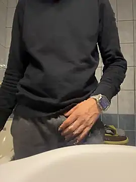 adiluci1 online show from 10/04/25, 05:00