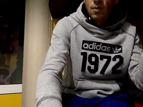 Snapshot of adiluci1 chatting on 10/12/25, 01:48 adiluci1 online show from 10/12/25, 01:48