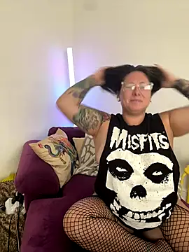 Snapshot of Thegr33ngypsy chatting on 10/29/25, 03:14 Thegr33ngypsy online show from 10/29/25, 03:14