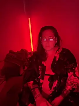 Snapshot of Thegr33ngypsy chatting on 10/31/25, 06:58 Thegr33ngypsy online show from 10/31/25, 06:58