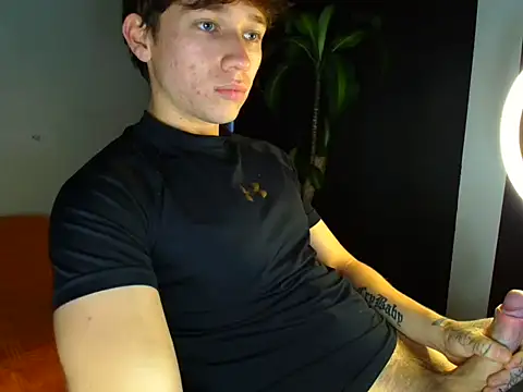 Snapshot of Logan_sixxer chatting on 11/08/25, 09:13 Logan sixxer online show from 11/08/25, 09:13