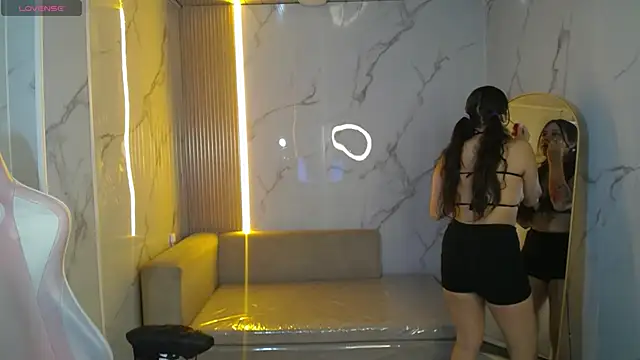 Snapshot of _Mia_sweet_b chatting on 10/17/25, 12:52 Mia sweet b online show from 10/17/25, 12:52