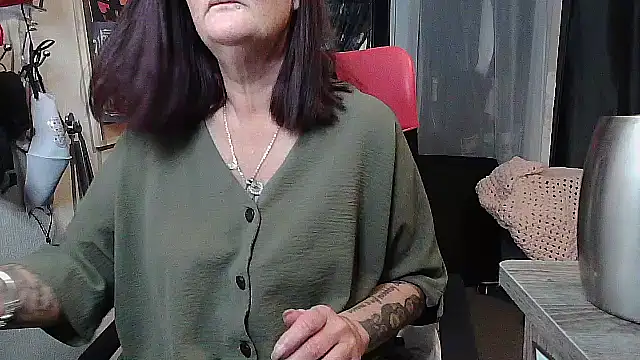 Mistress-Ivy51 online show from 10/28/25, 05:44