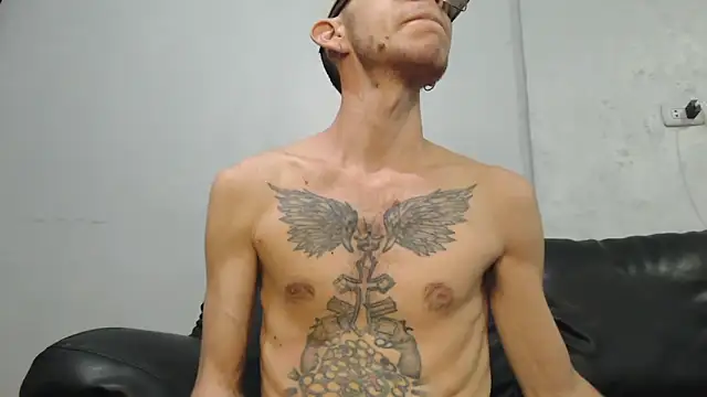 Snapshot of AlexandroRossi chatting on 11/14/25, 04:44 AlexandroRossi online show from 11/14/25, 04:44