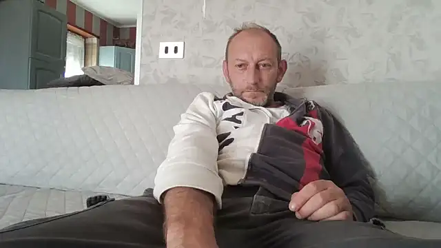 Snapshot of cazzoweb chatting on 09/28/25, 02:44 cazzoweb online show from 09/28/25, 02:44