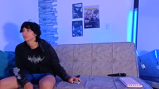 Snapshot of DavidAndClare chatting on 11/25/25, 01:22 DavidAndClare online show from 11/25/25, 01:22