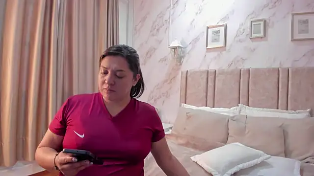 Snapshot of Paula_And chatting on 10/19/25, 07:47 Paula And online show from 10/19/25, 07:47