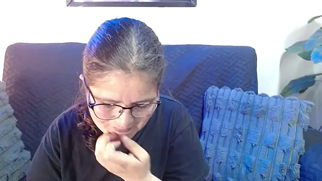 Snapshot of Linda_banks_ chatting on 06/04/26, 01:44 Linda banks online show from 06/04/26, 01:44