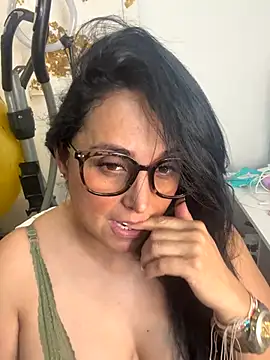 hotadhara01 online show from 10/17/25, 04:15