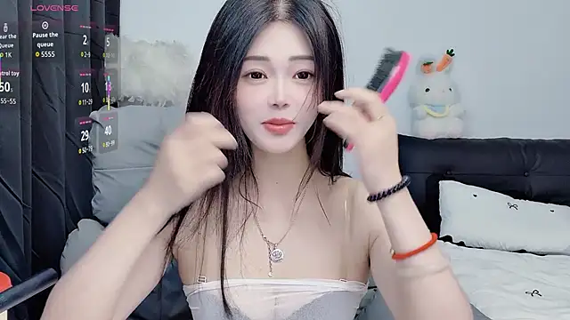 Snapshot of CeeKie chatting on 10/28/25, 02:37 CeeKie online show from 10/28/25, 02:37