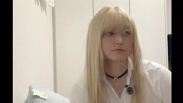 Snapshot of Mia032 chatting on 12/18/25, 12:11 Mia032 online show from 12/18/25, 12:11