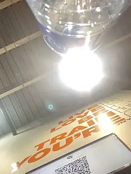 Snapshot of _ManuVeelez chatting on 09/12/25, 12:11 ManuVeelez online show from 09/12/25, 12:11