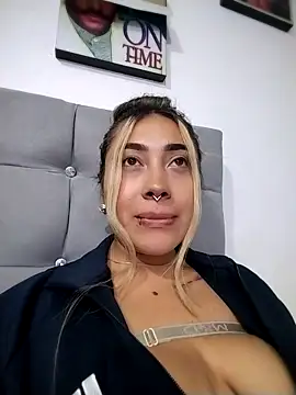 Snapshot of _ManuVeelez chatting on 10/12/25, 12:09 ManuVeelez online show from 10/12/25, 12:09