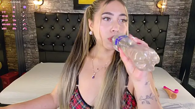 Snapshot of _ManuVeelez chatting on 10/21/25, 04:35 ManuVeelez online show from 10/21/25, 04:35