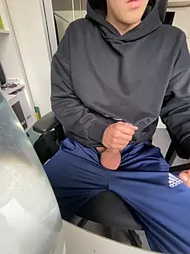 Snapshot of greggts chatting on 11/08/25, 12:16 greggts online show from 11/08/25, 12:16