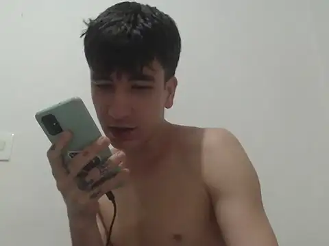 Snapshot of younewmaster chatting on 10/28/25, 12:30 younewmaster online show from 10/28/25, 12:30