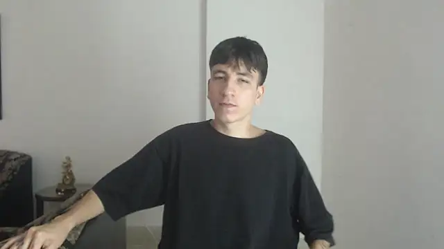 Snapshot of younewmaster chatting on 11/28/25, 09:39 younewmaster online show from 11/28/25, 09:39