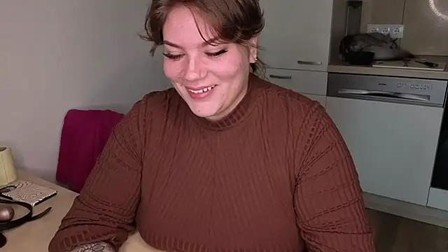 Snapshot of MaeNoir chatting on 10/22/25, 02:17 MaeNoir online show from 10/22/25, 02:17