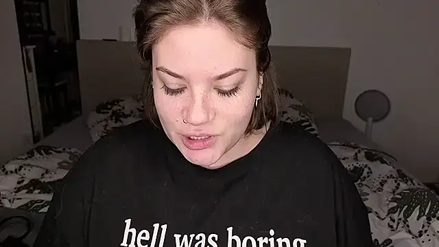 Snapshot of MaeNoir chatting on 11/30/25, 02:04 MaeNoir online show from 11/30/25, 02:04