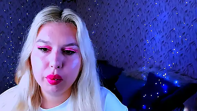 Snapshot of ChloeRicc chatting on 10/07/25, 08:22 ChloeRicc online show from 10/07/25, 08:22