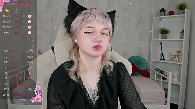 Tori Cutie online show from 10/22/25, 12:22