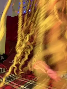 Seductive Yellow Titties online show from 06/04/26, 08:42