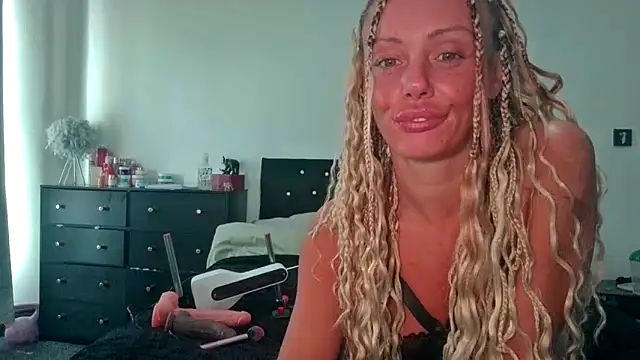 OliviaRyan22 online show from 05/18/26, 08:53