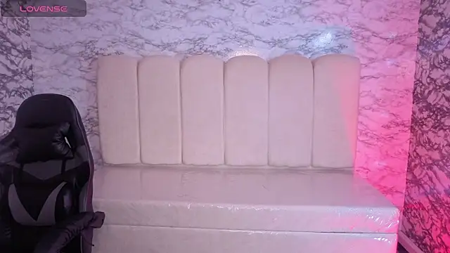 Snapshot of Luna_Star_v chatting on 10/14/25, 04:02 Luna Star v online show from 10/14/25, 04:02