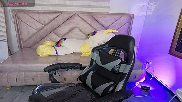 Snapshot of Luna_Star_v chatting on 11/06/25, 03:29 Luna Star v online show from 11/06/25, 03:29