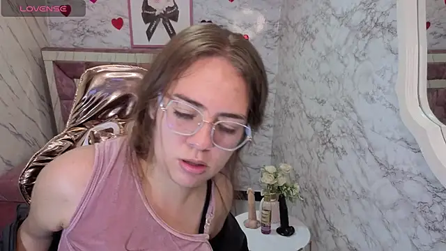 Snapshot of Luna_Star_v chatting on 11/15/25, 08:38 Luna Star v online show from 11/15/25, 08:38