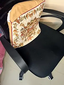 Snapshot of linishal chatting on 10/13/25, 04:51 linishal online show from 10/13/25, 04:51