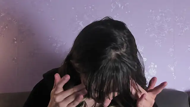 Emilia Bons online show from 04/14/26, 12:55