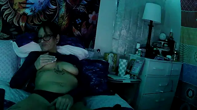 Snapshot of gypsyadventures1 chatting on 09/14/25, 05:17 gypsyadventures1 online show from 09/14/25, 05:17