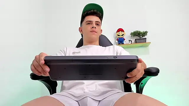 Snapshot of Mikecooper chatting on 11/05/25, 03:06 Mikecooper online show from 11/05/25, 03:06