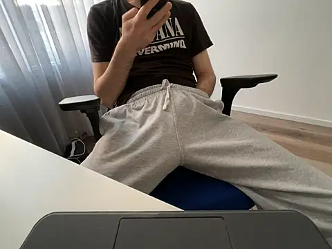 Frankieyyy1 online show from 04/23/26, 06:32