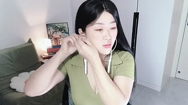 Emmaq996 online show from 10/19/25, 02:12