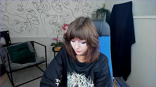 Snapshot of CrystallBloom chatting on 09/30/25, 02:05 CrystallBloom online show from 09/30/25, 02:05