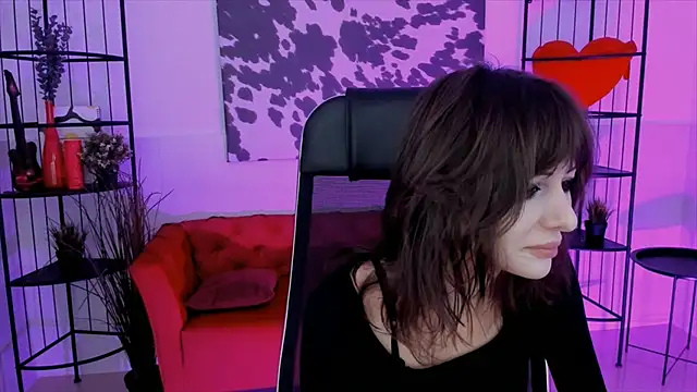 Snapshot of CrystallBloom chatting on 10/08/25, 01:36 CrystallBloom online show from 10/08/25, 01:36