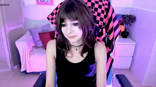 Snapshot of CrystallBloom chatting on 10/09/25, 01:36 CrystallBloom online show from 10/09/25, 01:36