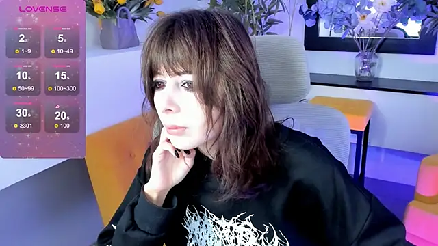 Snapshot of CrystallBloom chatting on 10/10/25, 02:21 CrystallBloom online show from 10/10/25, 02:21