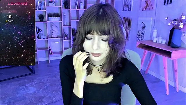 Snapshot of CrystallBloom chatting on 10/17/25, 04:59 CrystallBloom online show from 10/17/25, 04:59