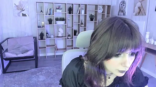 Snapshot of CrystallBloom chatting on 10/28/25, 04:09 CrystallBloom online show from 10/28/25, 04:09