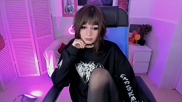 Snapshot of CrystallBloom chatting on 11/05/25, 04:07 CrystallBloom online show from 11/05/25, 04:07