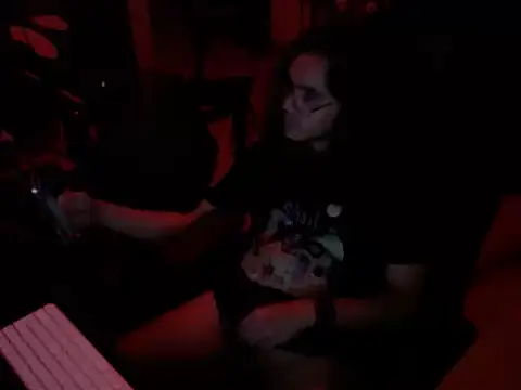 Snapshot of dorrey21 chatting on 11/12/25, 04:02 dorrey21 online show from 11/12/25, 04:02