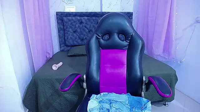 mia  thomson  online show from 09/11/25, 01:44