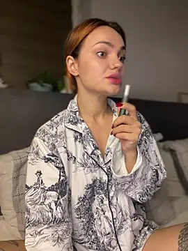 SaraLow online show from 10/17/25, 01:09