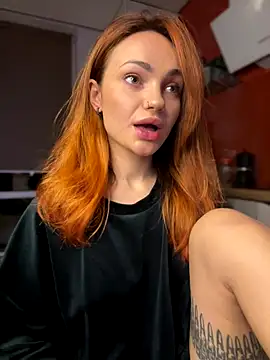 SaraLow online show from 10/24/25, 01:03