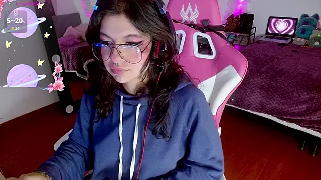 larah uwu online show from 09/30/25, 07:41